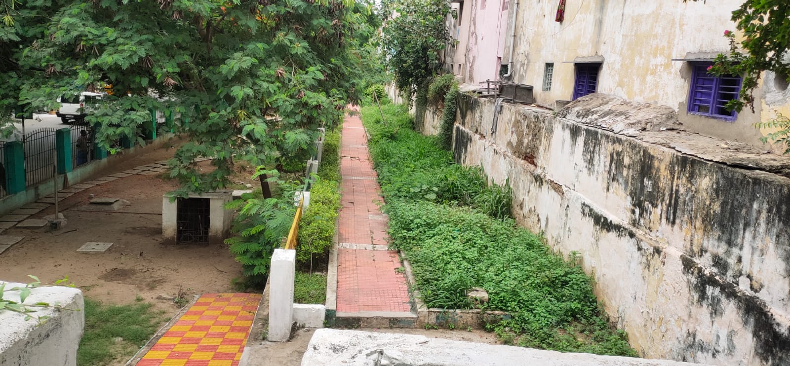 Bare concrete terrace before the Maadi Poonga rooftop park, Chennai (2)