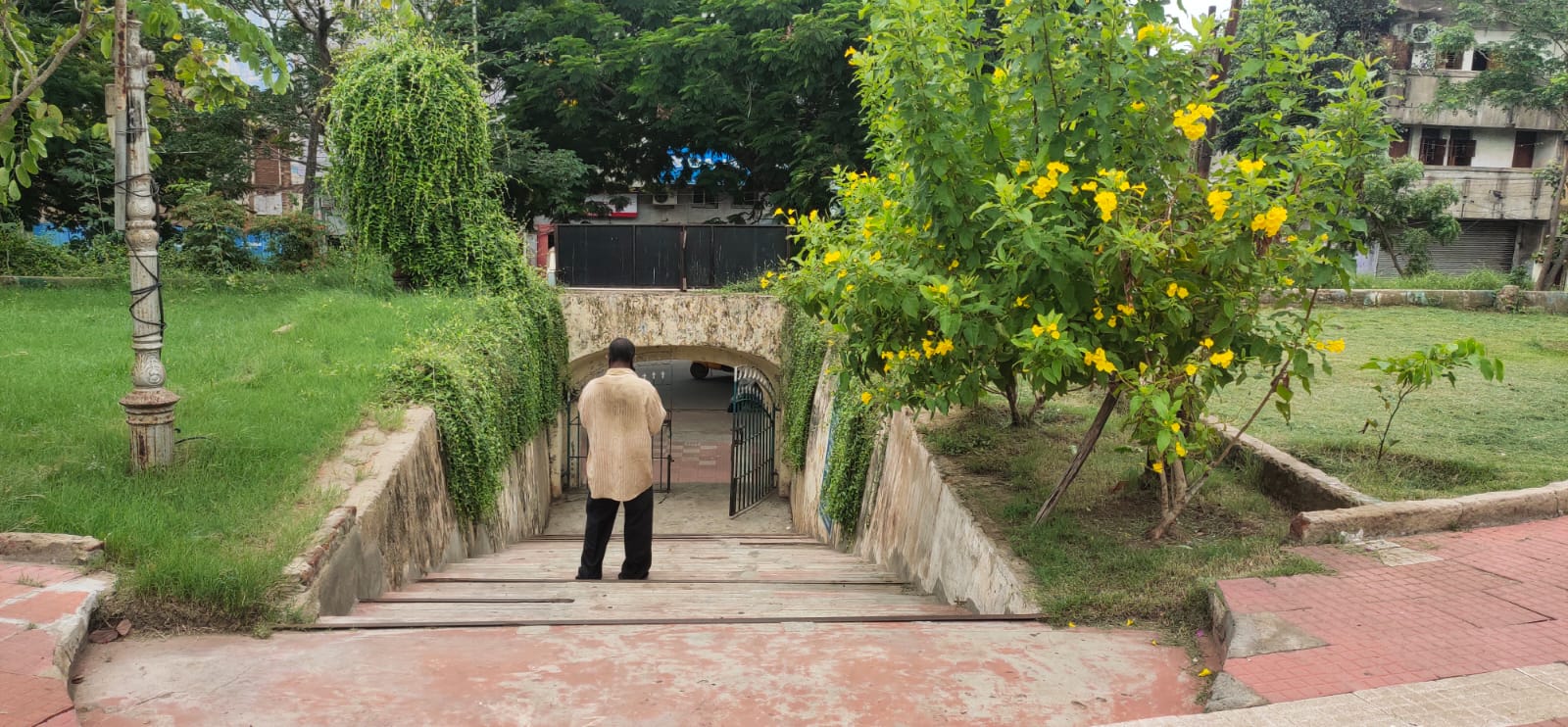 Bare concrete terrace before the Maadi Poonga rooftop park, Chennai (3)