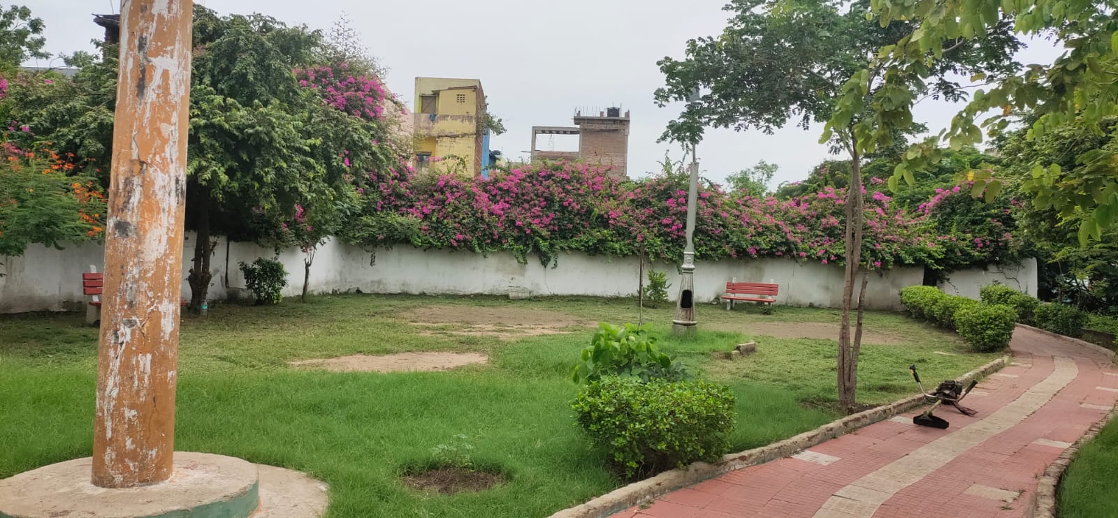 Bare concrete terrace before the Maadi Poonga rooftop park, Chennai (4)